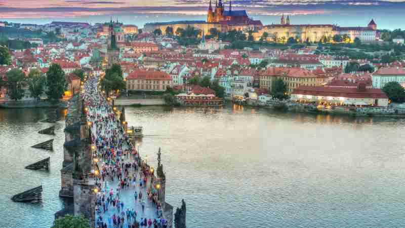 A vibrant view of Charles Bridge leading to Prague Castle at sunset., tags: osteuropa - pexel